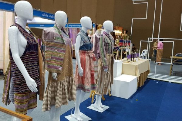 ตรานกยูงพระราชทาน สืบสานตำนานไหมไทย