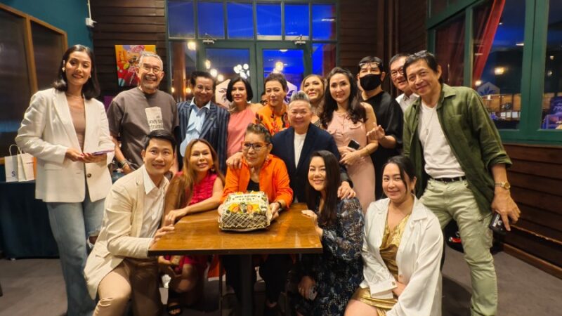 เอิร์ธ สายสว่าง